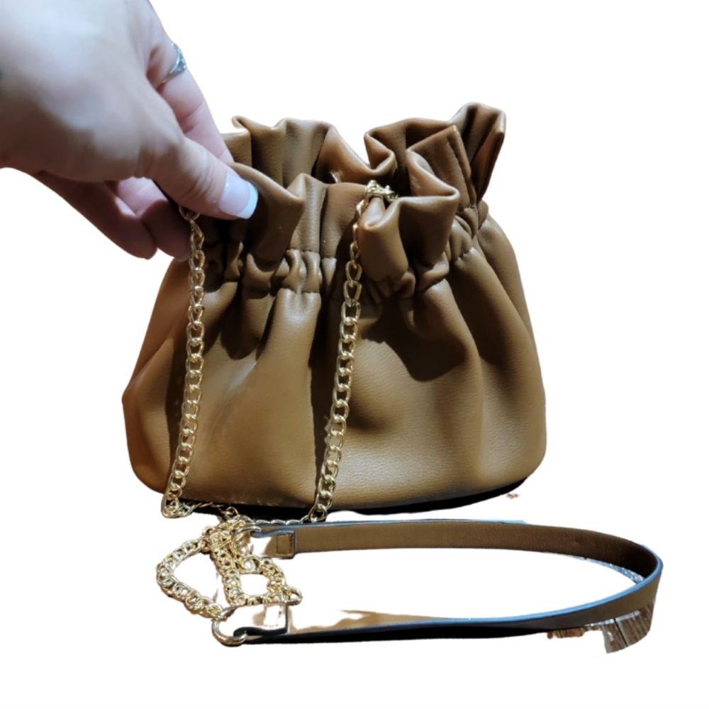 Bucket bag-Intrinsic brand